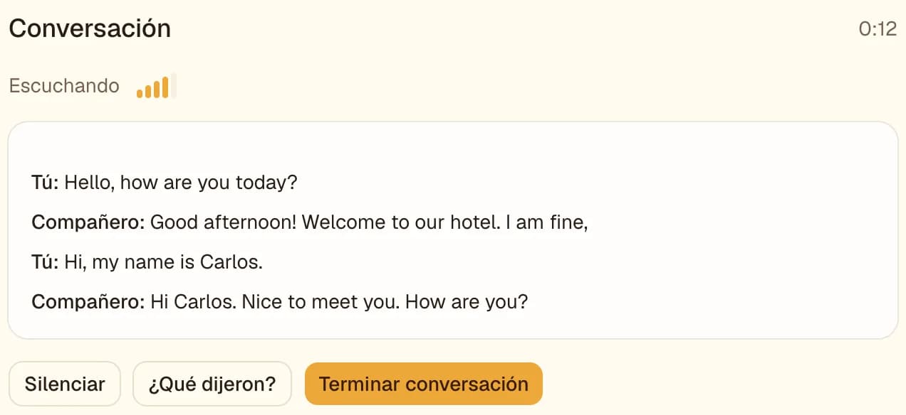 Una conversación en vivo en la aplicación: el medidor del micrófono muestra que se está escuchando al estudiante mientras el inglés hablado del compañero aparece como texto debajo.